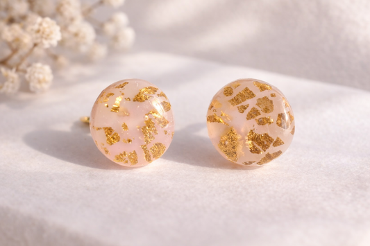 Handgemachte Polymer Clay Ohrstecker mit Goldflakes – Runde & Mond Variante | CLAYJEX