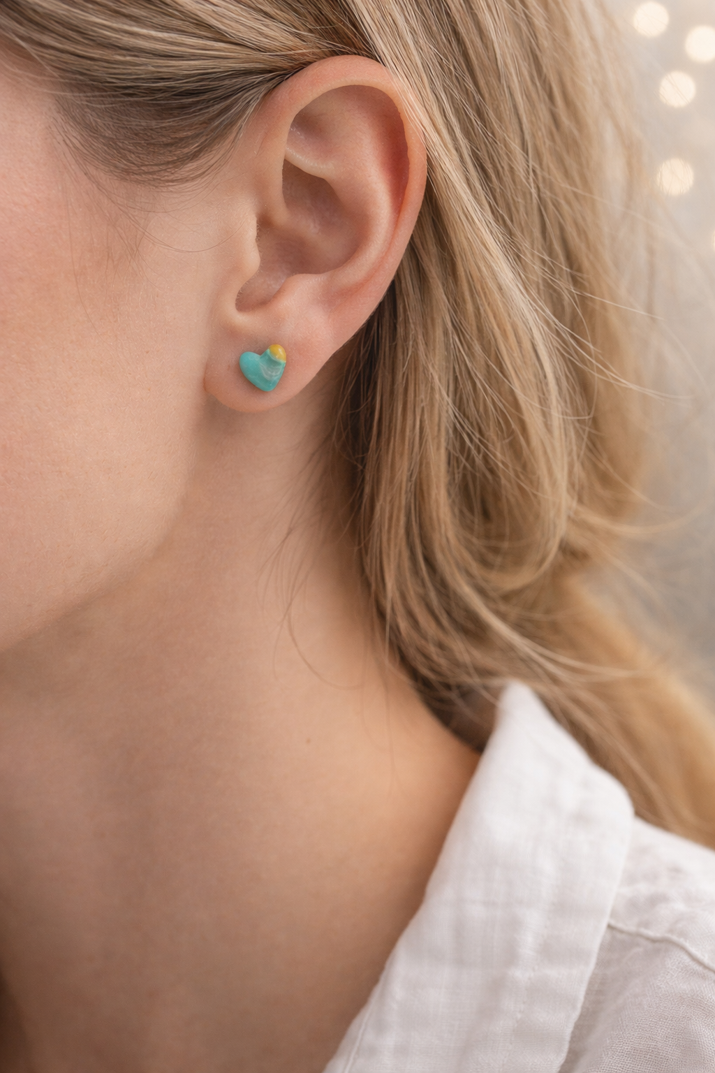Handgefertigte Herz-Ohrstecker aus Polymer Clay in Türkis, Grün und Gelb mit Farbverlauf