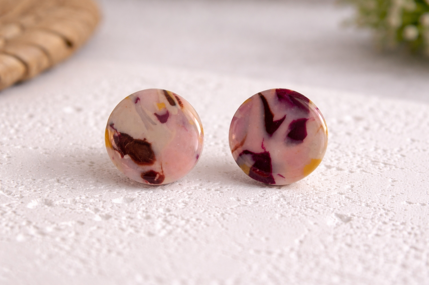 Handgemachte runde Ohrstecker aus Polymer Clay in Beige, Bordeaux und Senfgelb auf modernem Schmuckständer