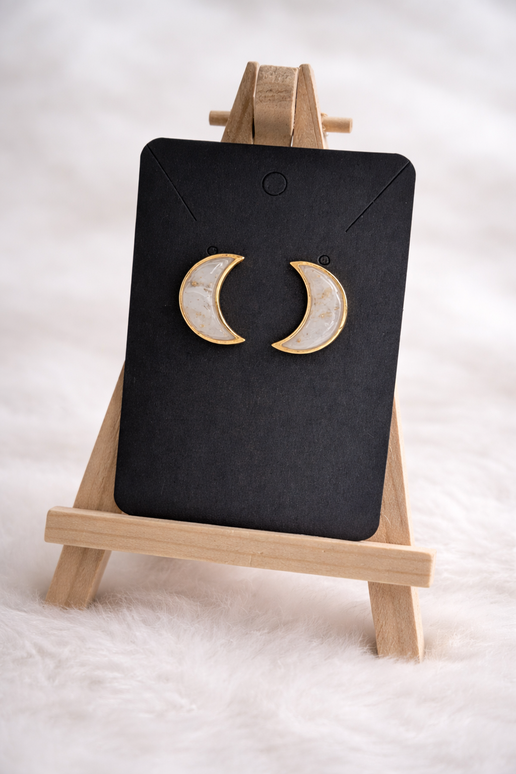 Beige, Weiß und Gold Runde/Mond Ohrstecker | Handgemachte Ohrringe aus Polymer Clay | 24 Karat Statement Ohrringe Clayjex