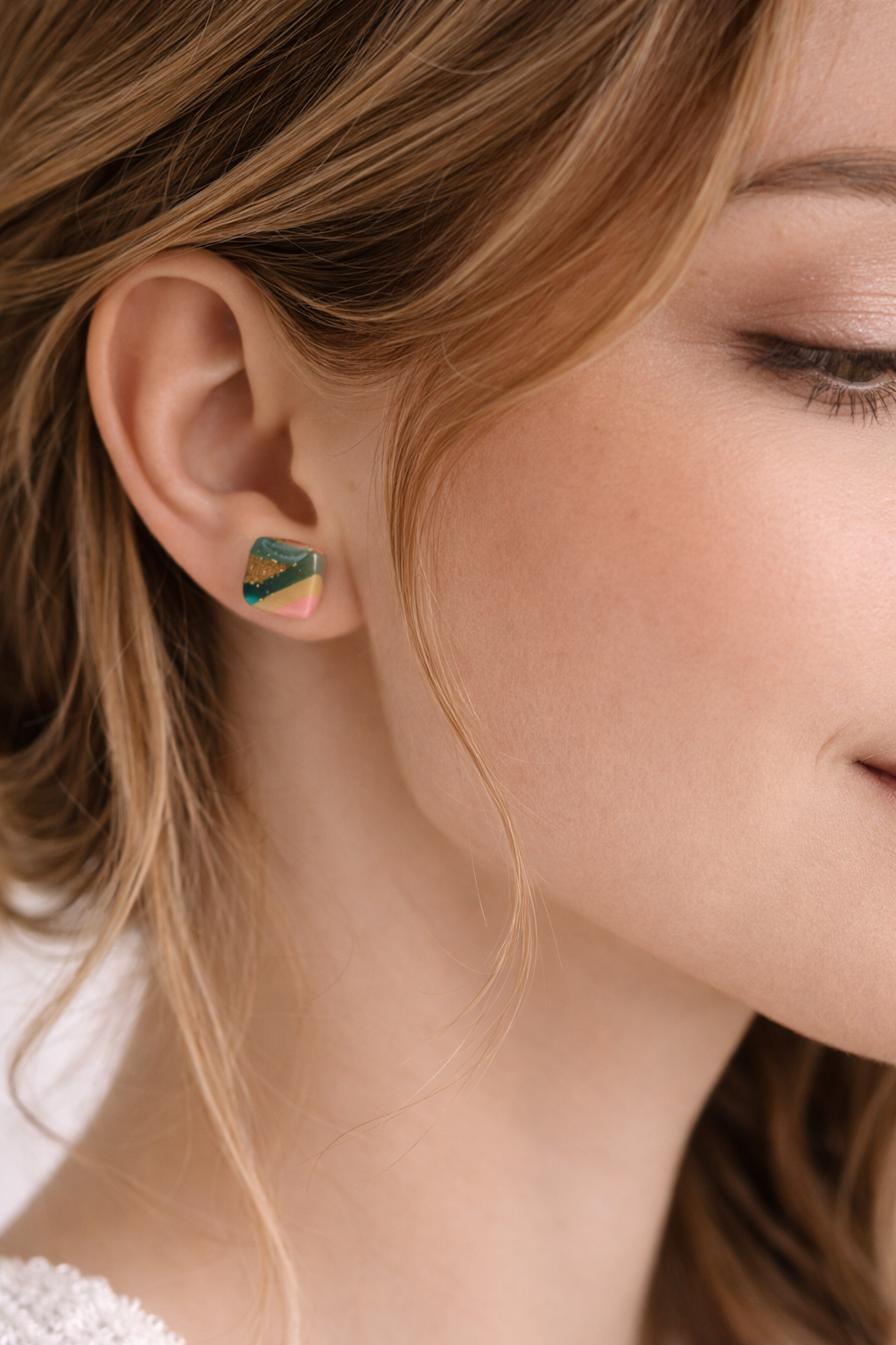 Quadratische Ohrstecker aus Polymer Clay am Ohr einer Frau