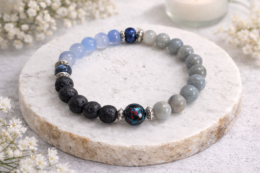 Lavastein Perlenarmband in Blau und Grau mit Glasperle auf hellem Hintergrund