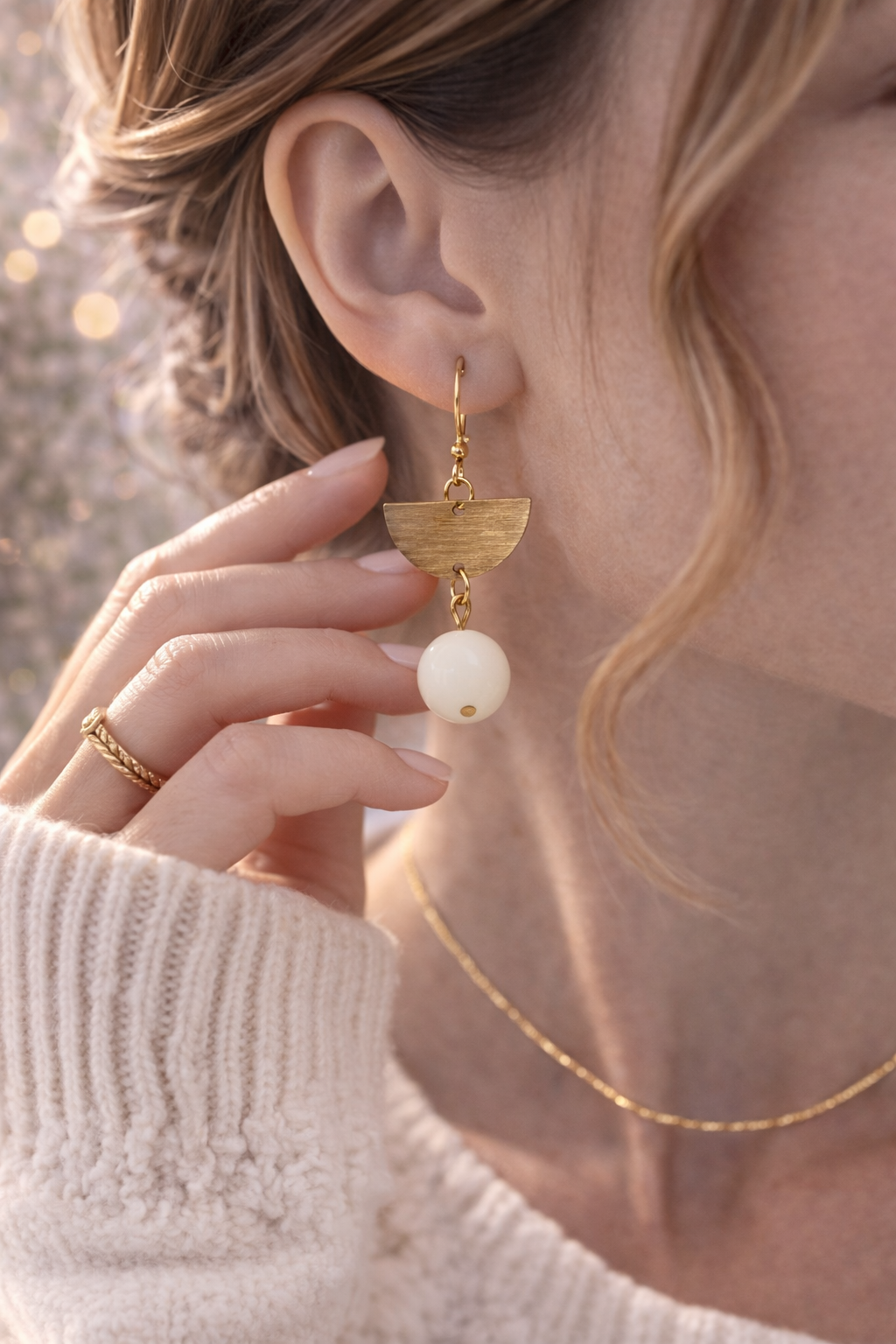 Minimalistische Gold Ohrringe mit Perle – Halbmond Hänger in Creme | Handmade Schmuck