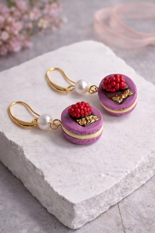 Lila Macaron Ohrringe mit Perle & Goldblatt – Handgemachter Polymer Clay Schmuck