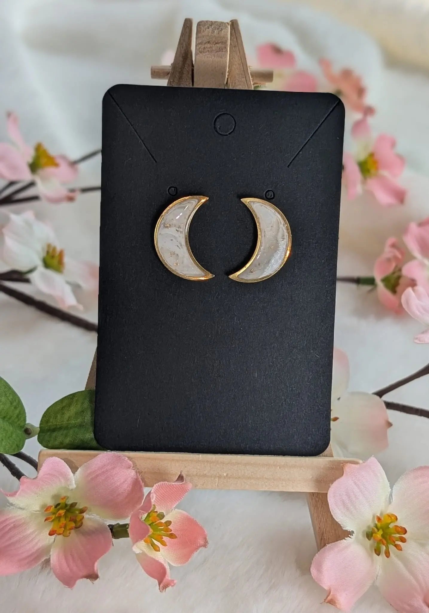 Beige, Weiß und Gold Runde/Mond Ohrstecker | Handgemachte Ohrringe aus Polymer Clay | 24 Karat Statement Ohrringe