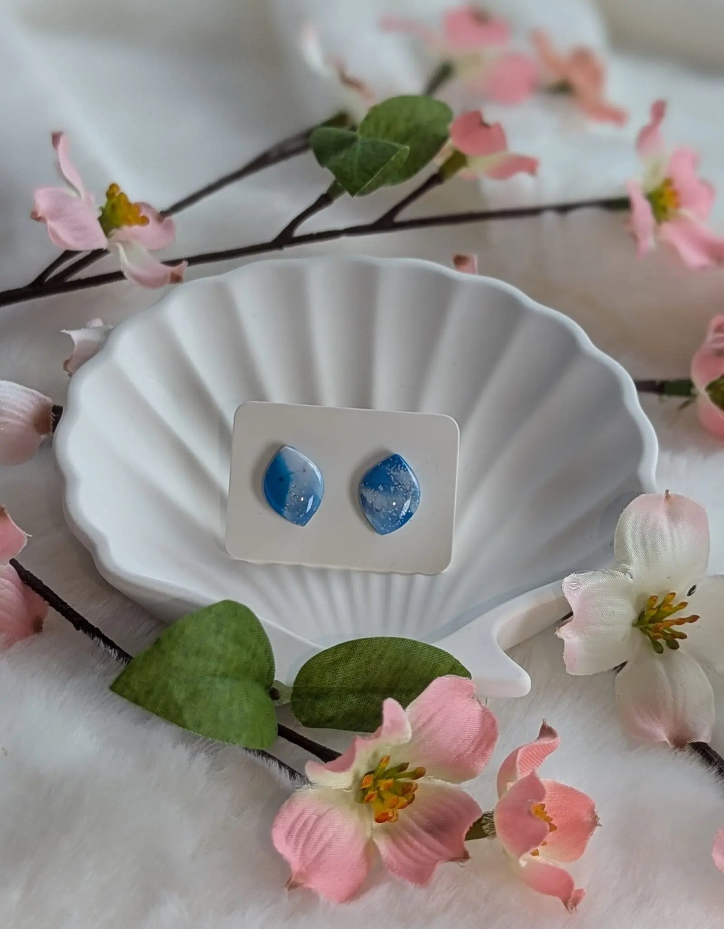 Marine-Blau, Weiß und Silber Ohrrstecker | Handgemachte Ohrringe aus Polymer Clay | Statement Ohrringe