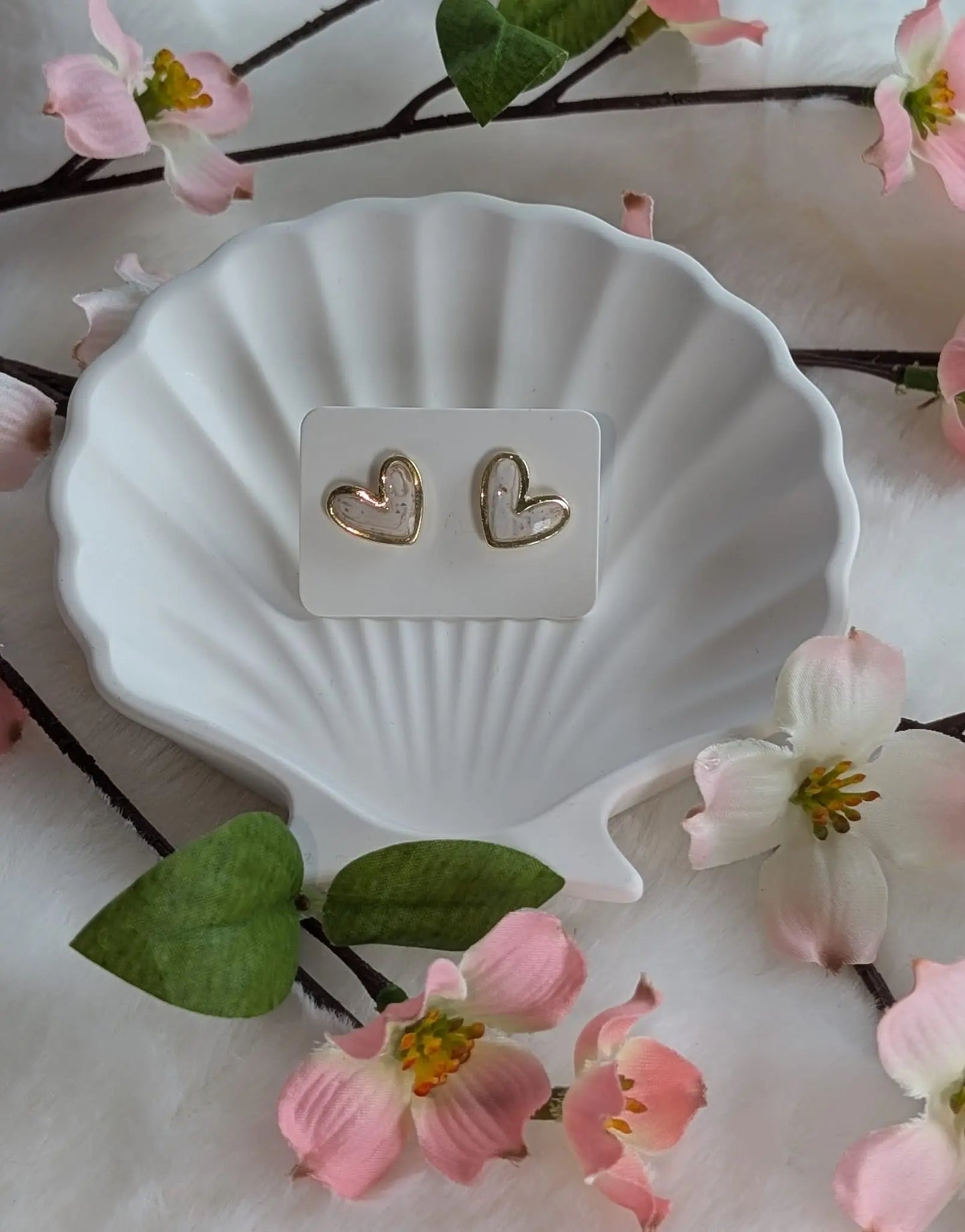 Beige, Weiß und Gold Herz Ohrstecker | Handgemachte Ohrringe aus Polymer Clay | 24 Karat Statement Ohrringe