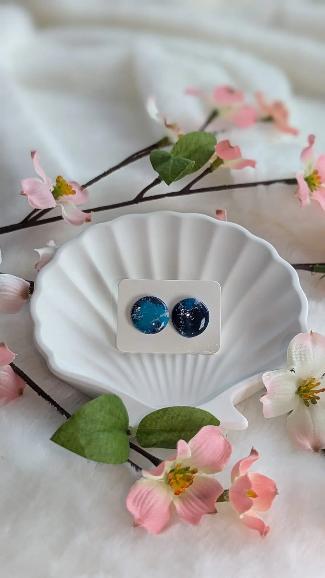 Marine-Blau, Weiß und Silber Ohrringe | Handgemachte Ohrringe aus Polymer Clay | Statement Ohrringe