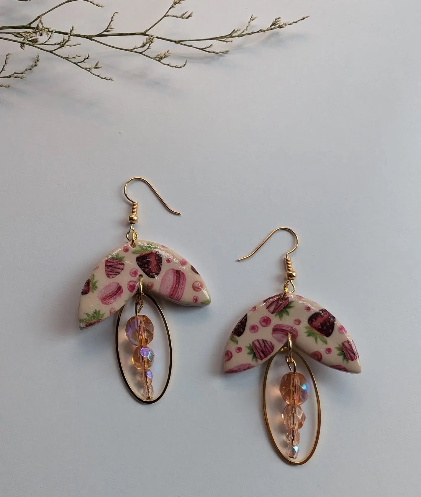 Erdbeer-Macaron Bogenohrringe mit schwebenden Perlen und Goldelement, Ohrringe aus Polymer Clay