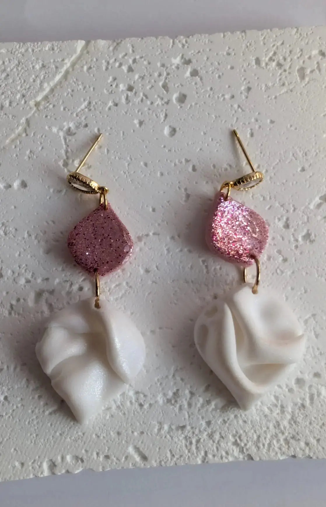 Elegante Ohrringe aus Polymer-Clay-Ohrringe in Weiß Glitzer Rose