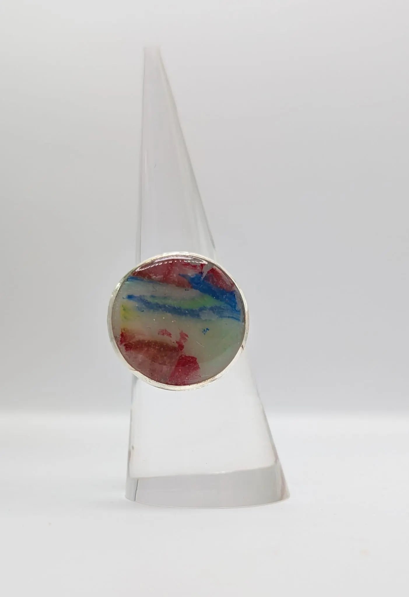 Handgefertigter Ring mit kunstvoller Resin-Einlage