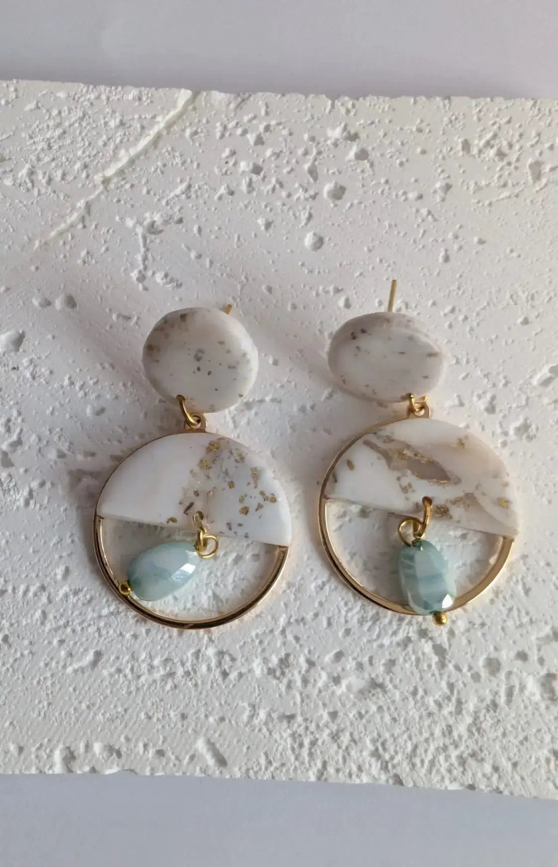 Elegante Statement-Ohrringe mit Marmoroptik und Goldakzenten Clayjex