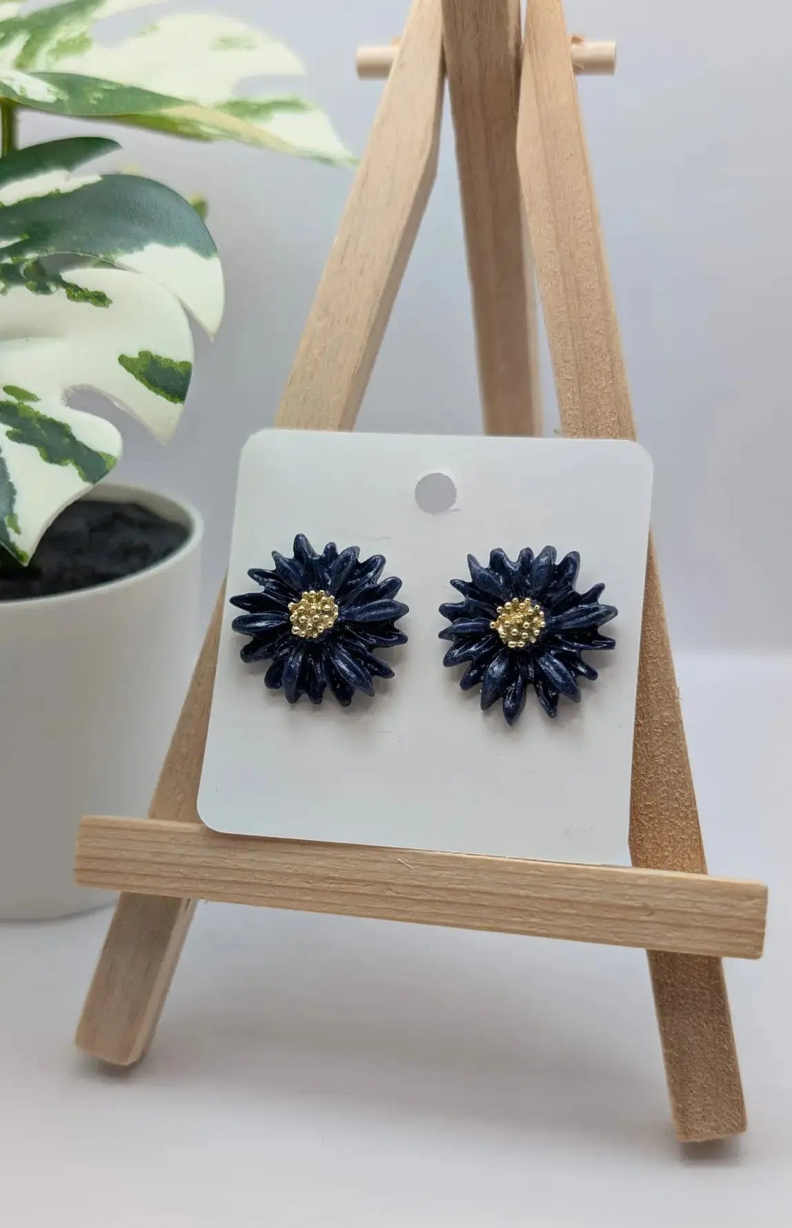 Blumen-Ohrstecker aus Polymer Clay in Blau