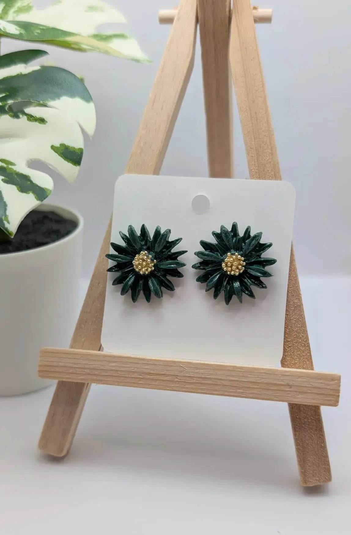Blumen-Ohrstecker aus Polymer Clay in Grün