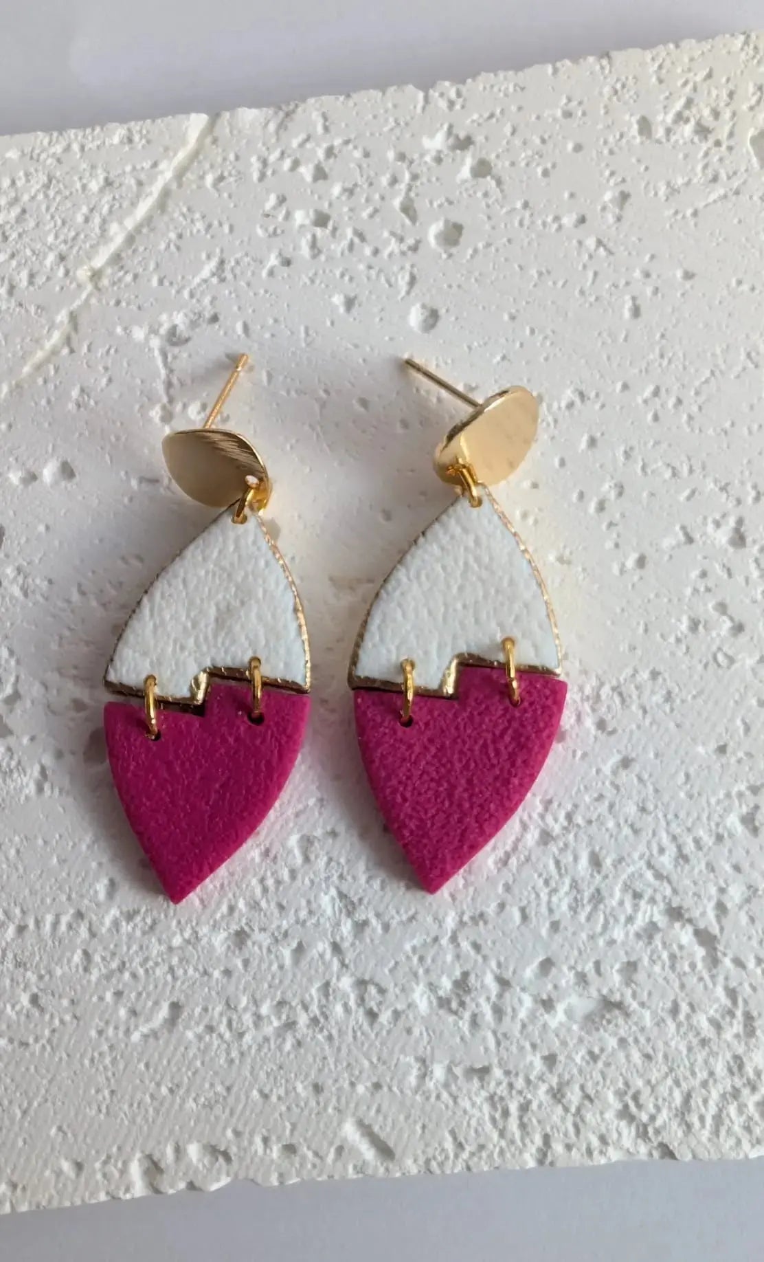 Geometrische Polymer-Clay-Ohrringe in Weiß und Pink