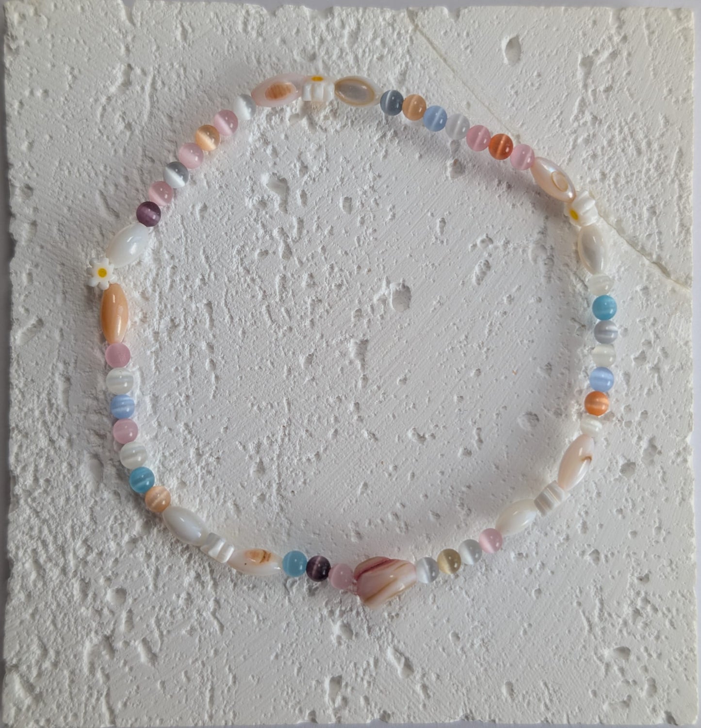 Perlenarmband mit Blümchen und Süßwasser Perlen