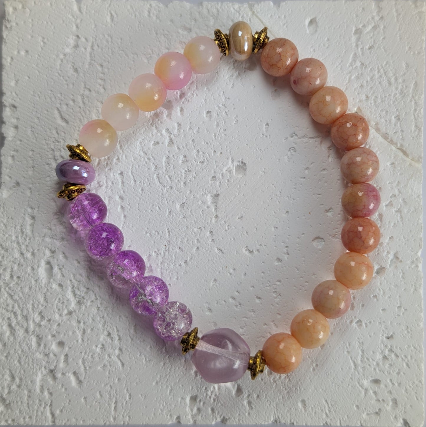 Handgemachtes Armband-Perlenarmband in rosa-lila-pfirsichfarbene