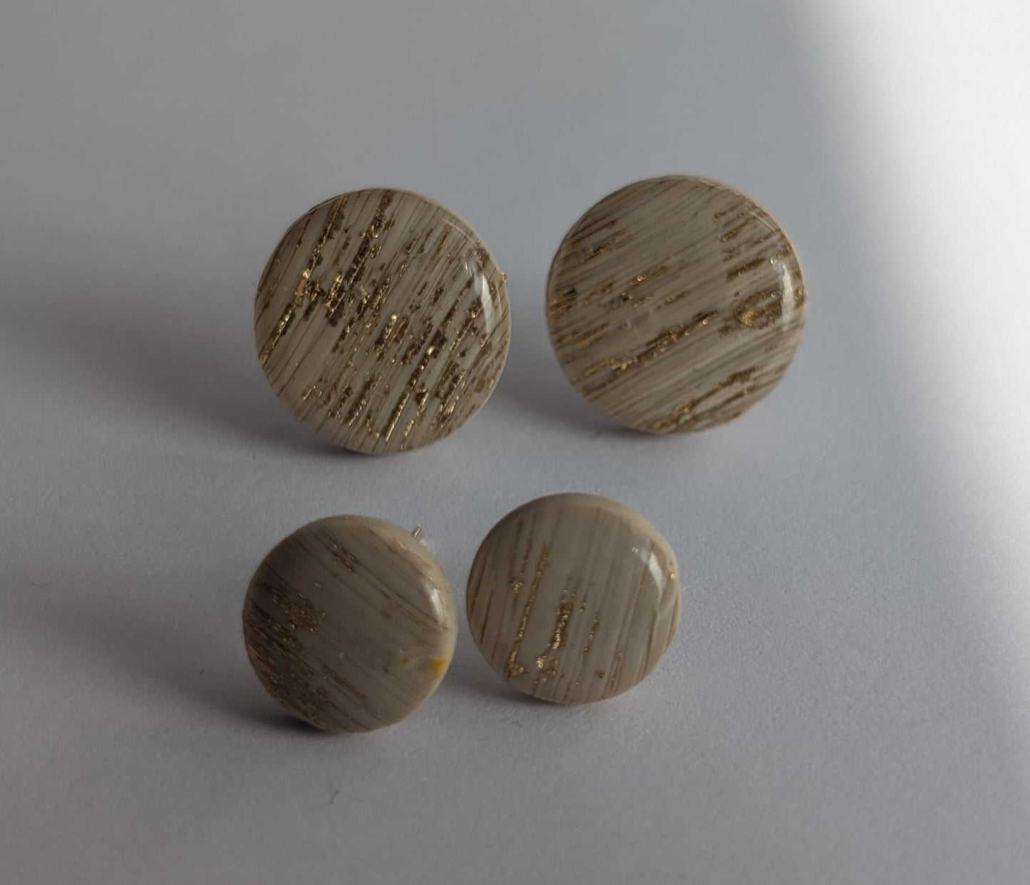 Ohrstecker in Beige mit Goldakzenten