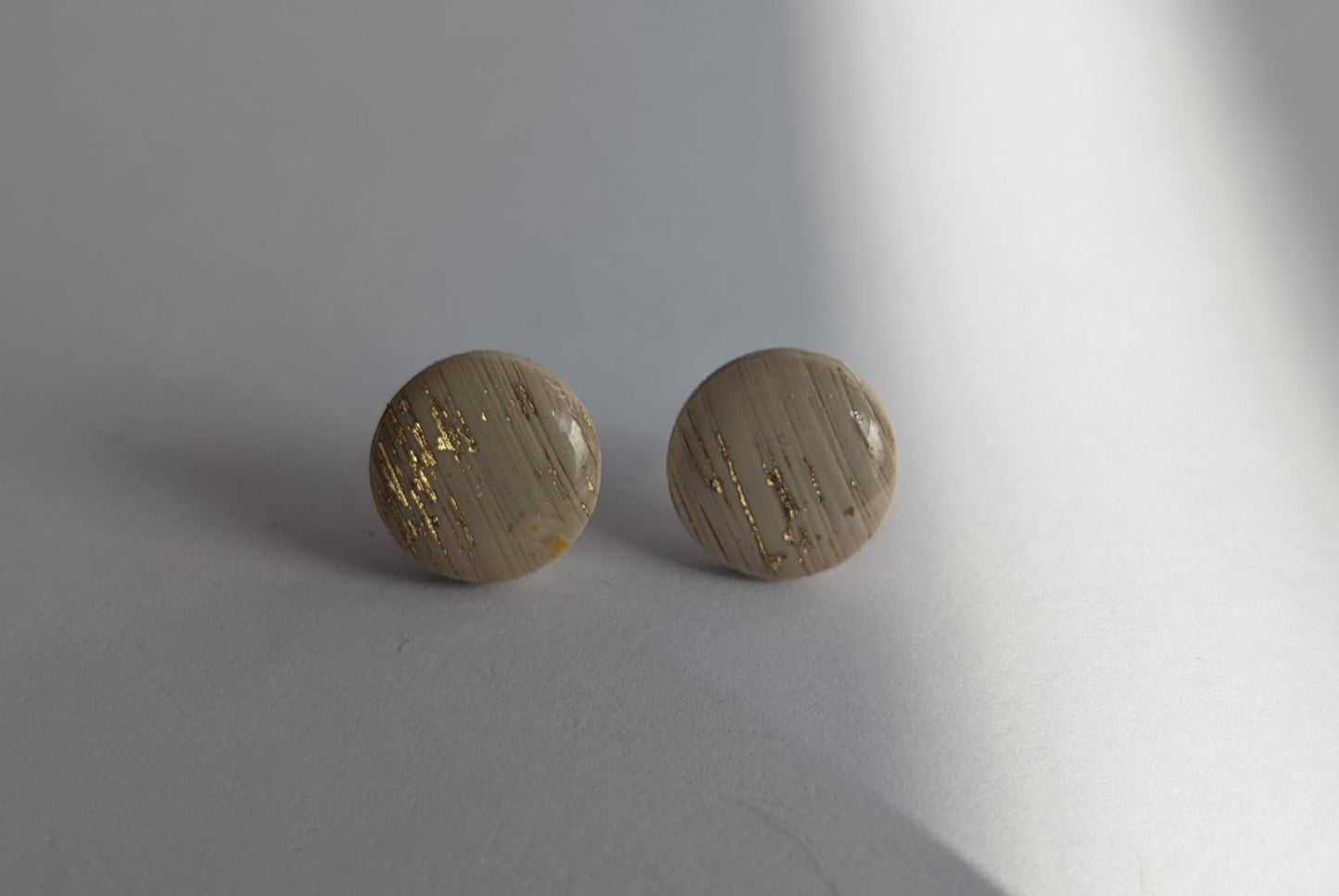 Ohrstecker in Beige mit Goldakzenten