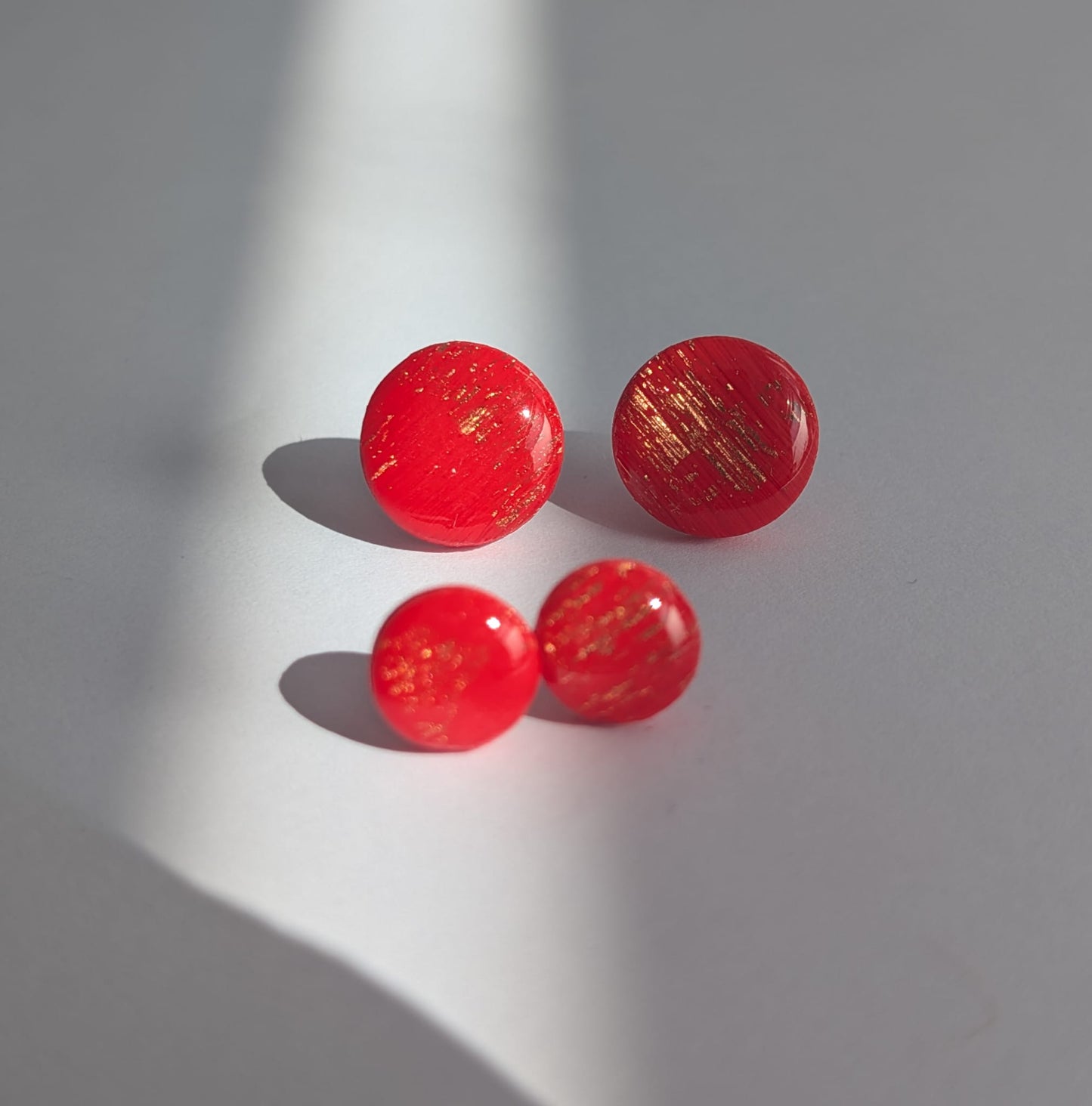 Ohrstecker in Rot mit Goldakzenten