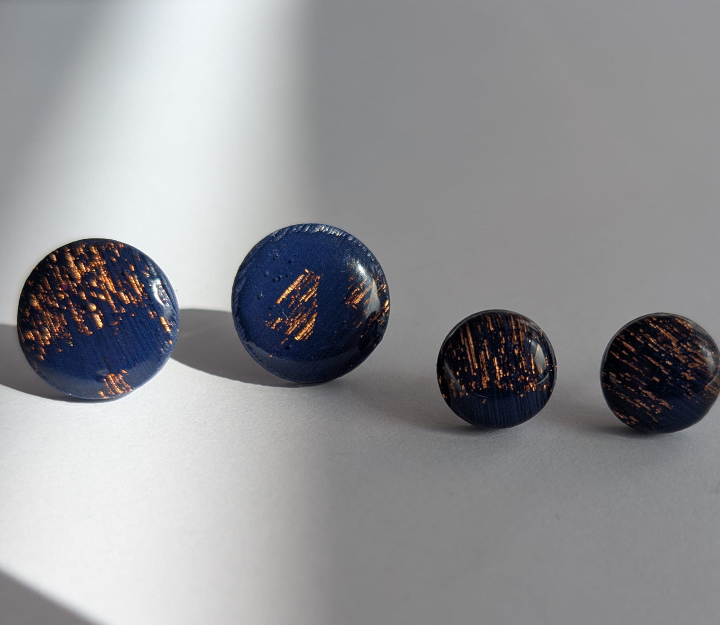 Royalblau mit Kupferakzenten