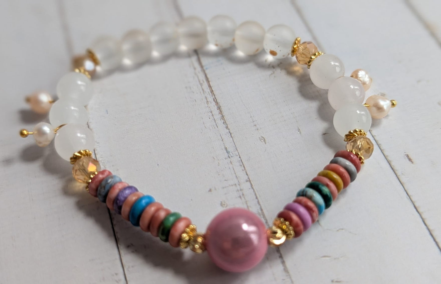Elegantes Armband mit Gold & Perlen – Handgemacht