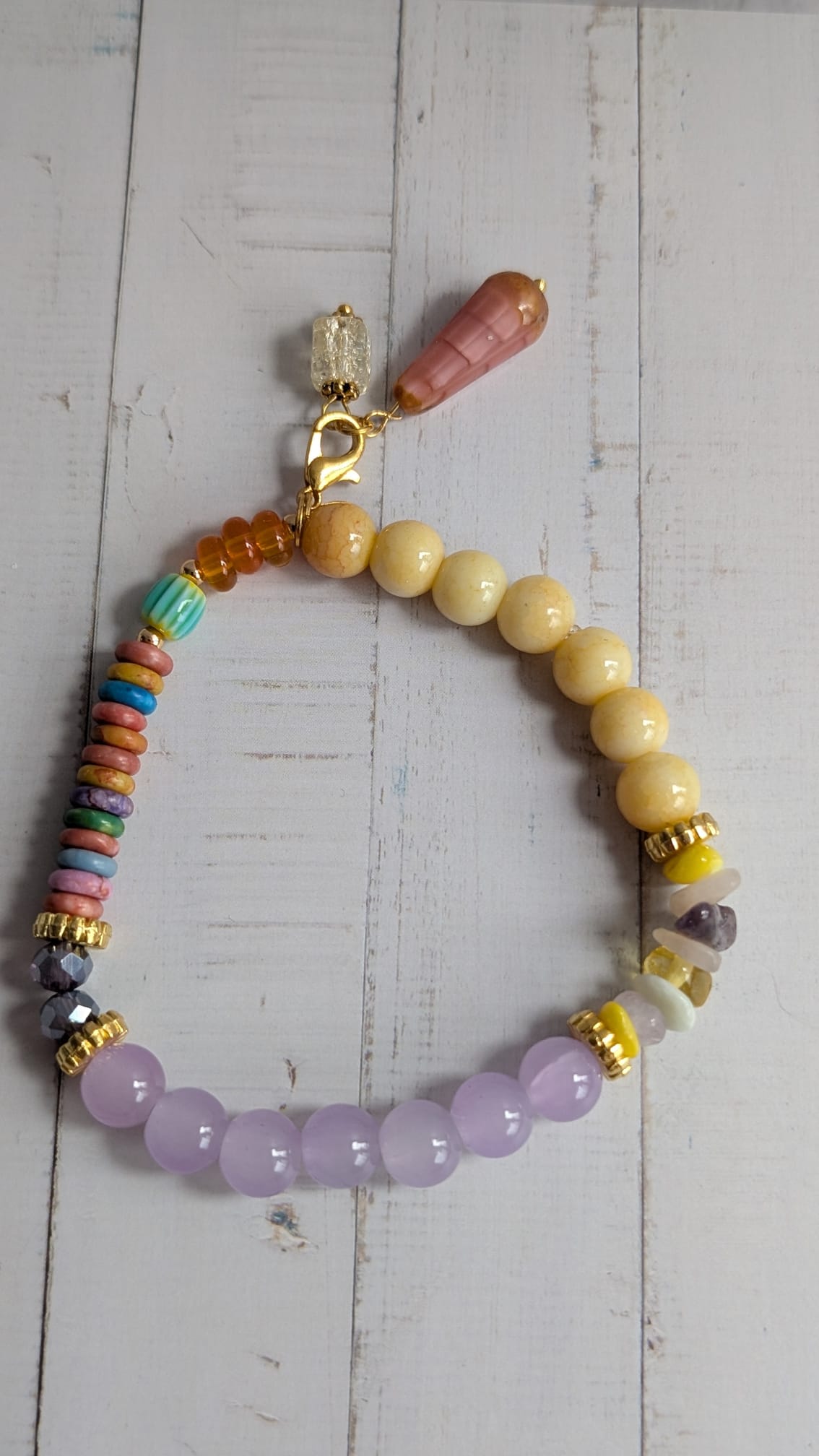 Buntes Perlenarmband mit Eistüten-Anhänger – Handmade Schmuck