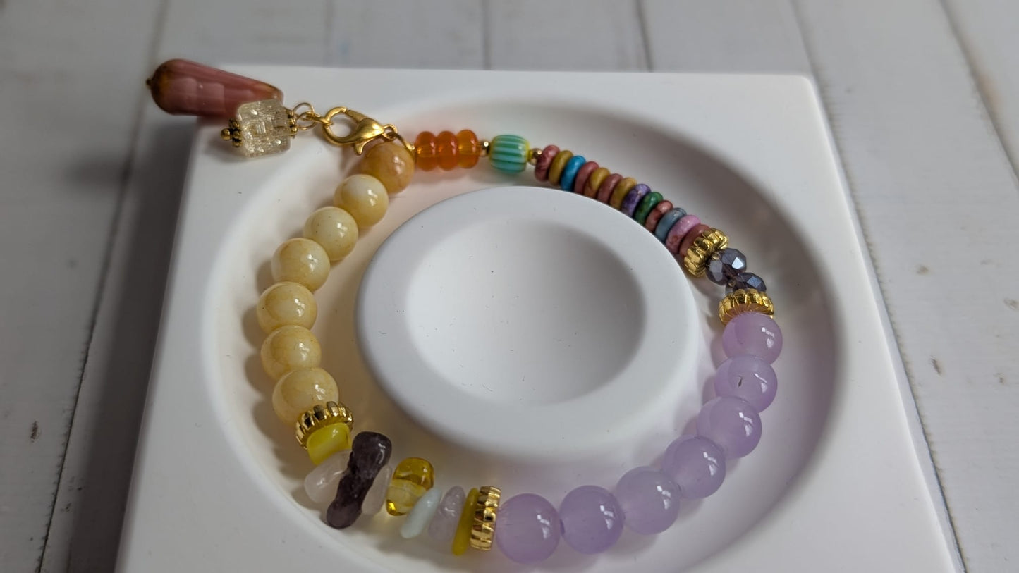 Buntes Perlenarmband mit Eistüten-Anhänger – Handmade Schmuck