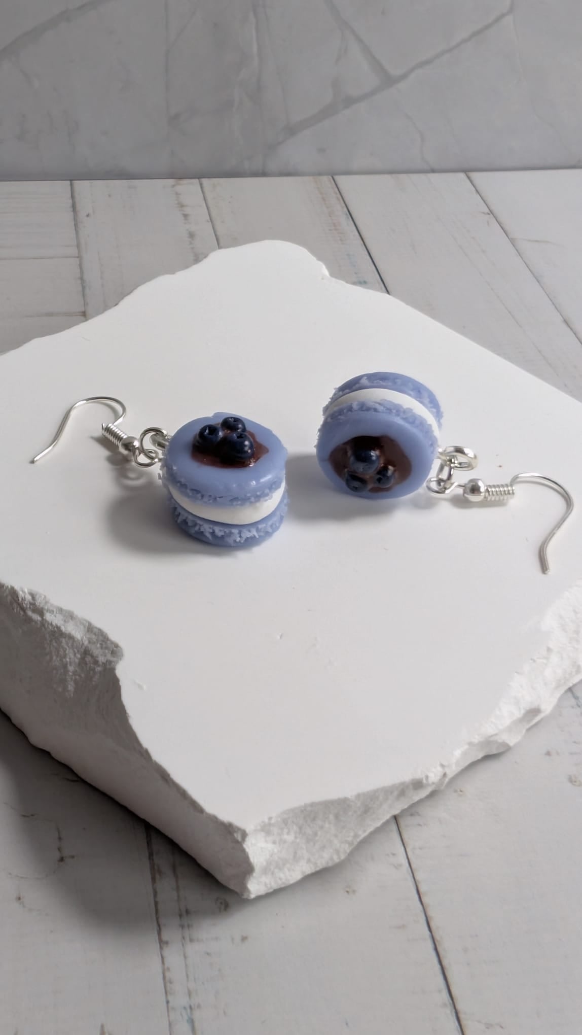 Blaue Macaron-Ohrringe mit Blaubeeren – Handmade Schmuck