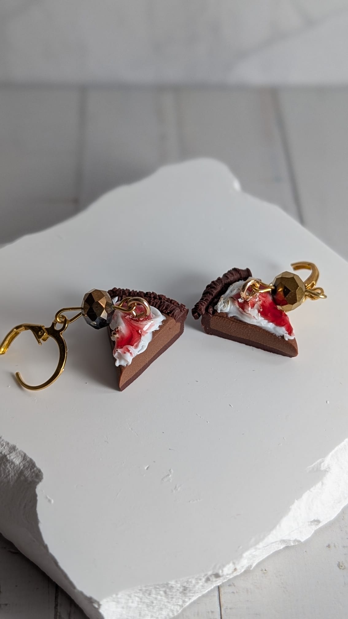 Schoko-Erdbeer-Torte Ohrringe – Handmade Food-Schmuck