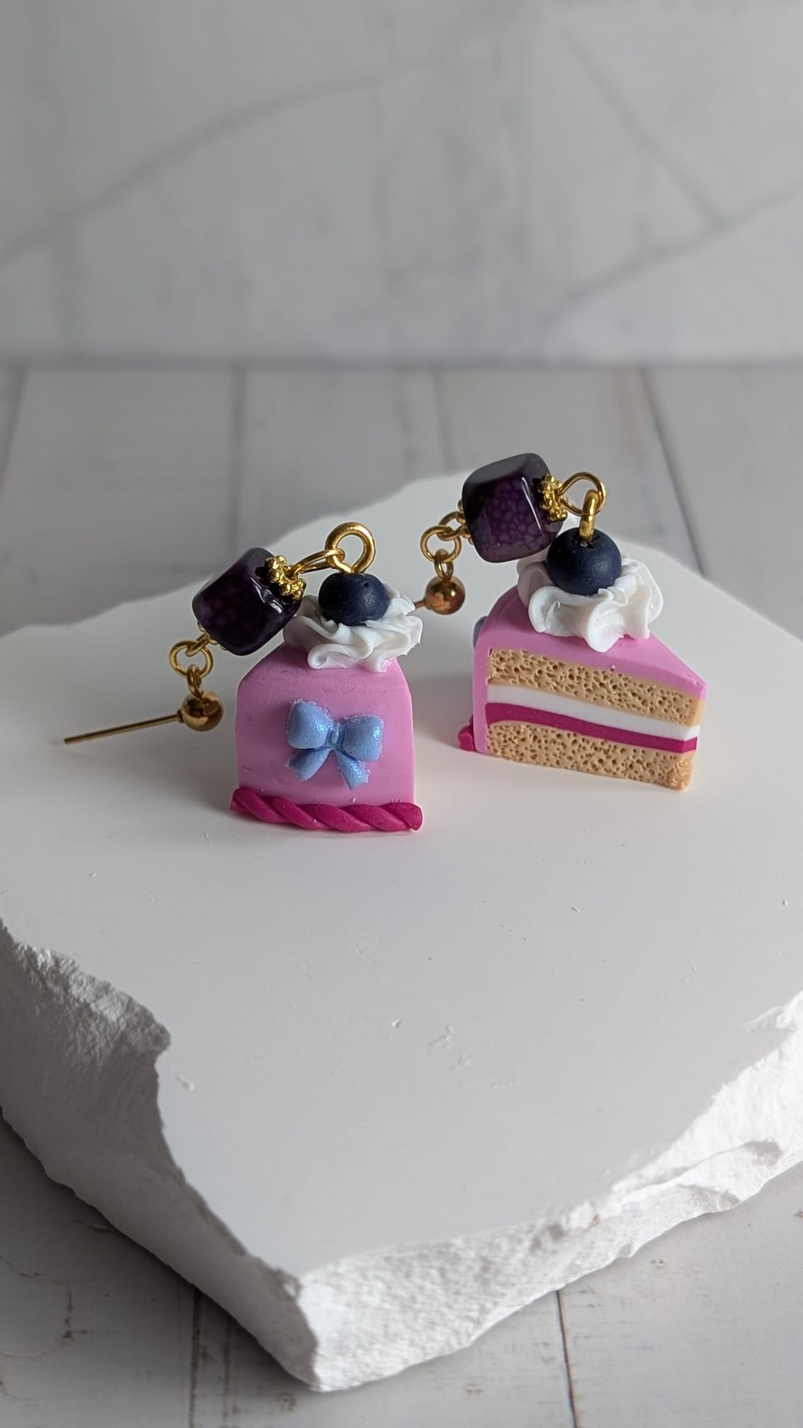 Tortenstück-Ohrringe mit Schleife – Süßer Handmade-Kuchenschmuck