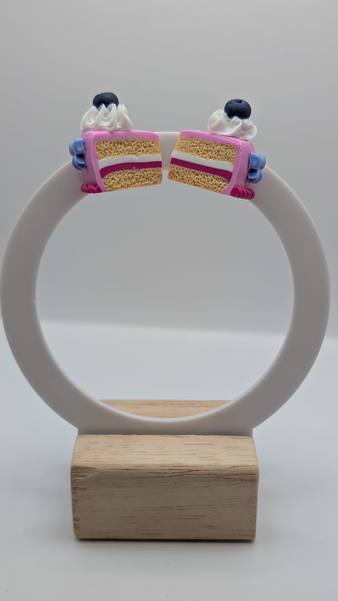Tortenstück-Ohrringe mit Schleife – Süßer Handmade-Kuchenschmuck