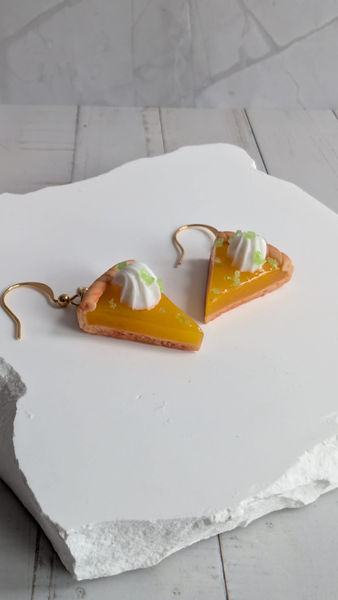 Zitronen-Tarte Ohrringe – Handgemachter Food-Schmuck aus Polymer Clay