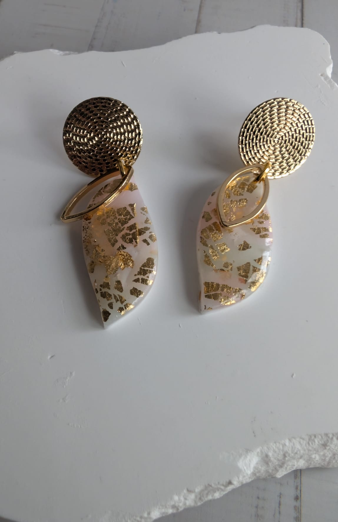 Gold Statement Ohrringe mit Goldflocken – modern & handgemacht