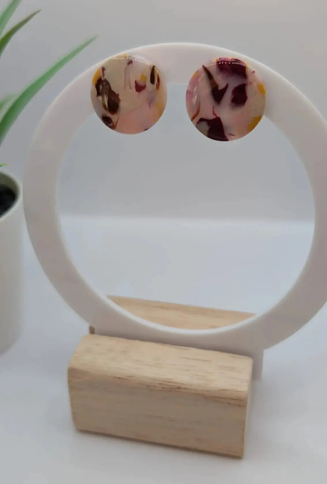 Polymer Clay Ohrringe in Mamor-Muster in warmen Creme-, Rosa- und Bordeaux-Tönen. Clayjex