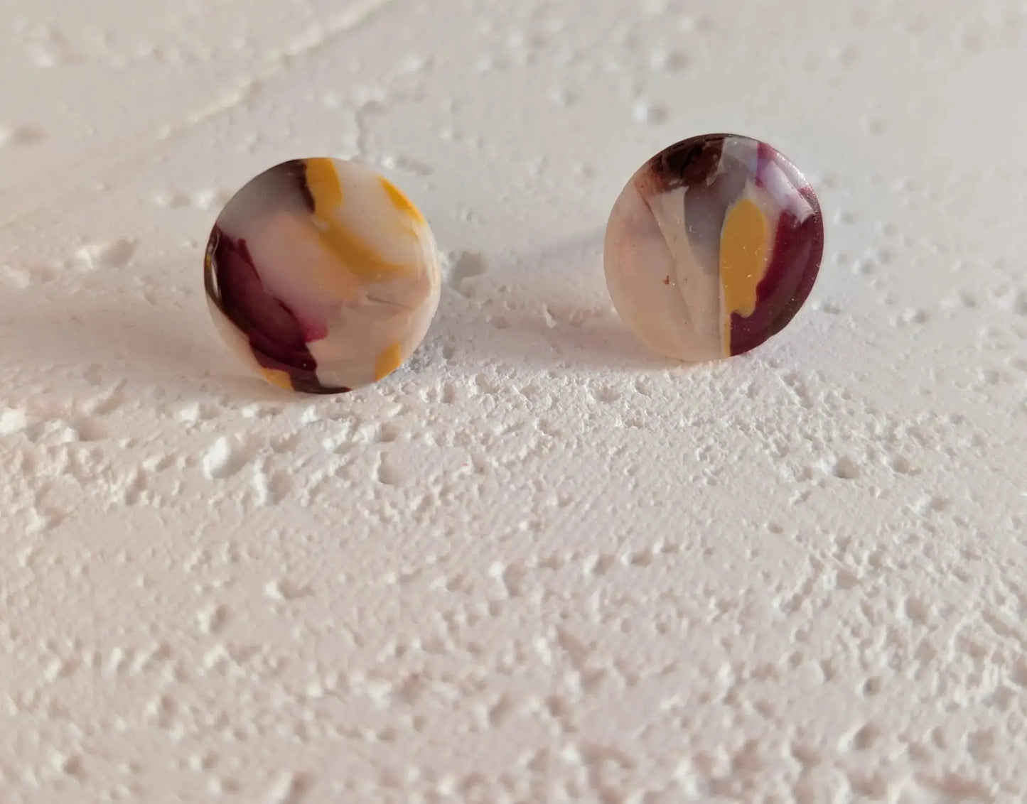 Polymer Clay Ohrringe in Mamor-Muster in warmen Creme-, Rosa- und Bordeaux-Tönen.