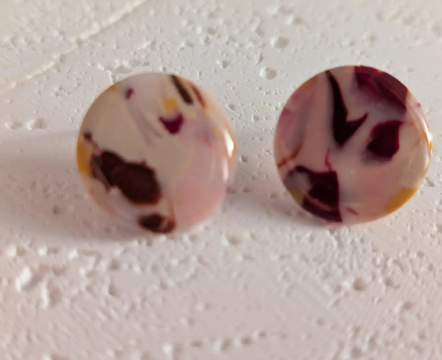 Polymer Clay Ohrringe in Mamor-Muster in warmen Creme-, Rosa- und Bordeaux-Tönen. Clayjex