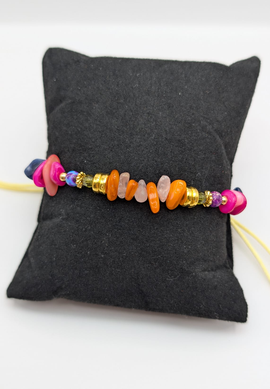 Gelbes Kordelarmband mit Perlen