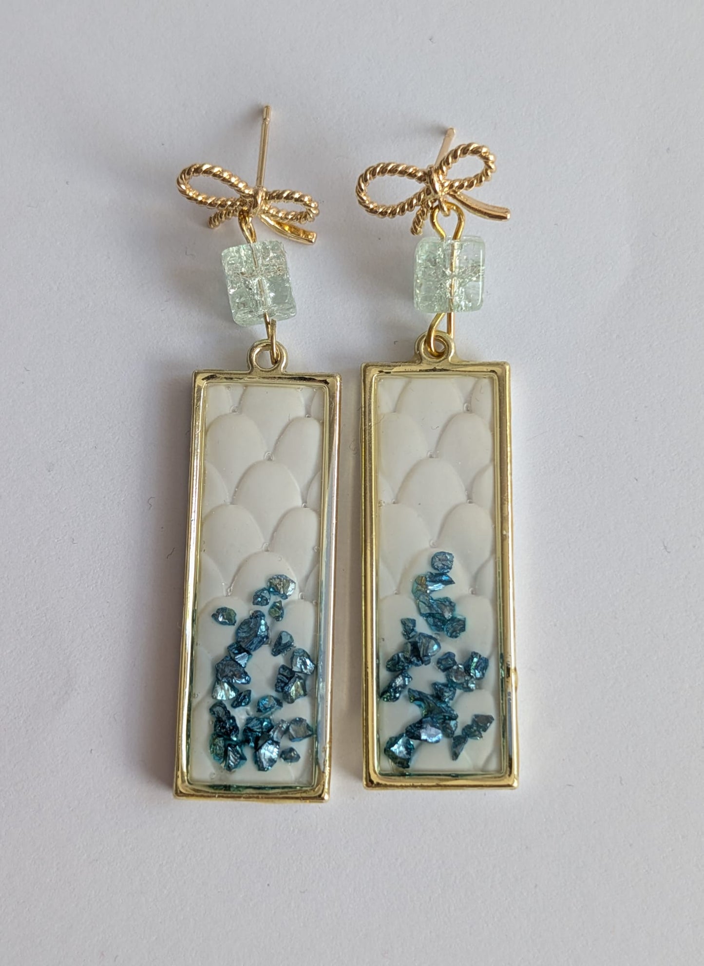 Elegante handgefertigte Ohrringe mit Goldrahmen und blauen Steinchen