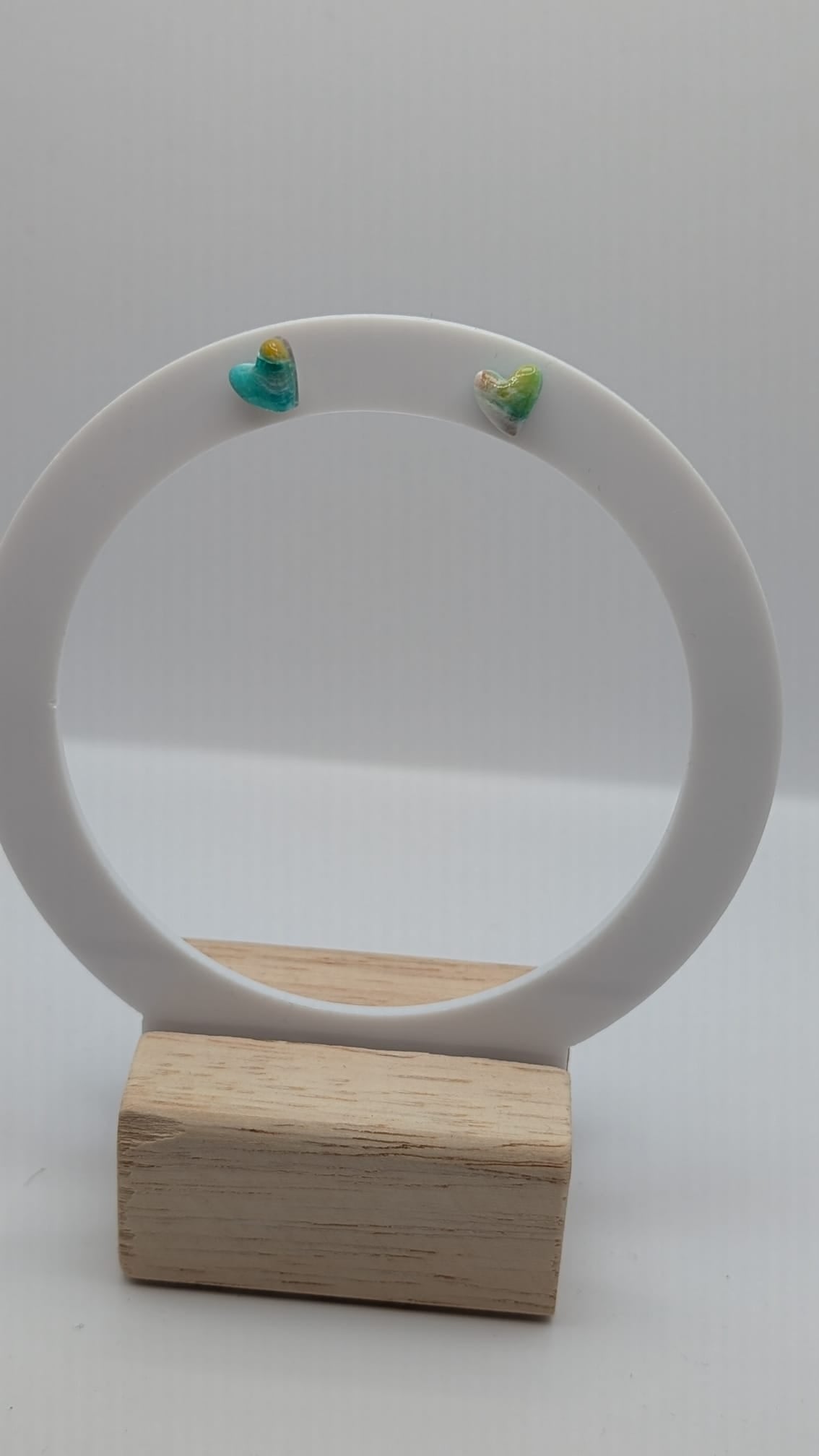 Handgemachte Herz-Ohrringe in Regenbogenfarben – zarte Liebe im Mini-Format