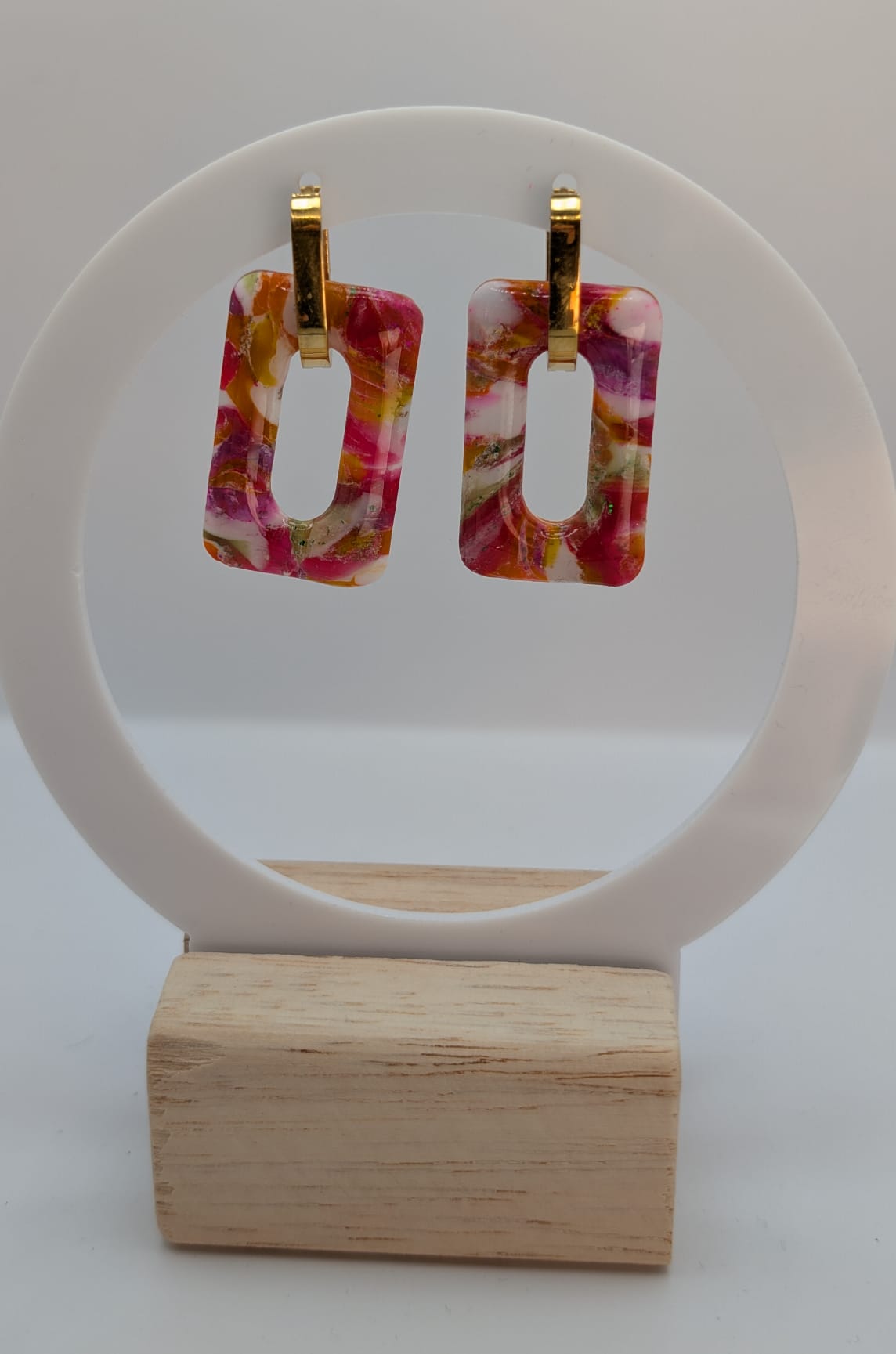 Bunte rechteckige Ohrringe mit silbernem Bügel – handgemacht aus Polymer Clay