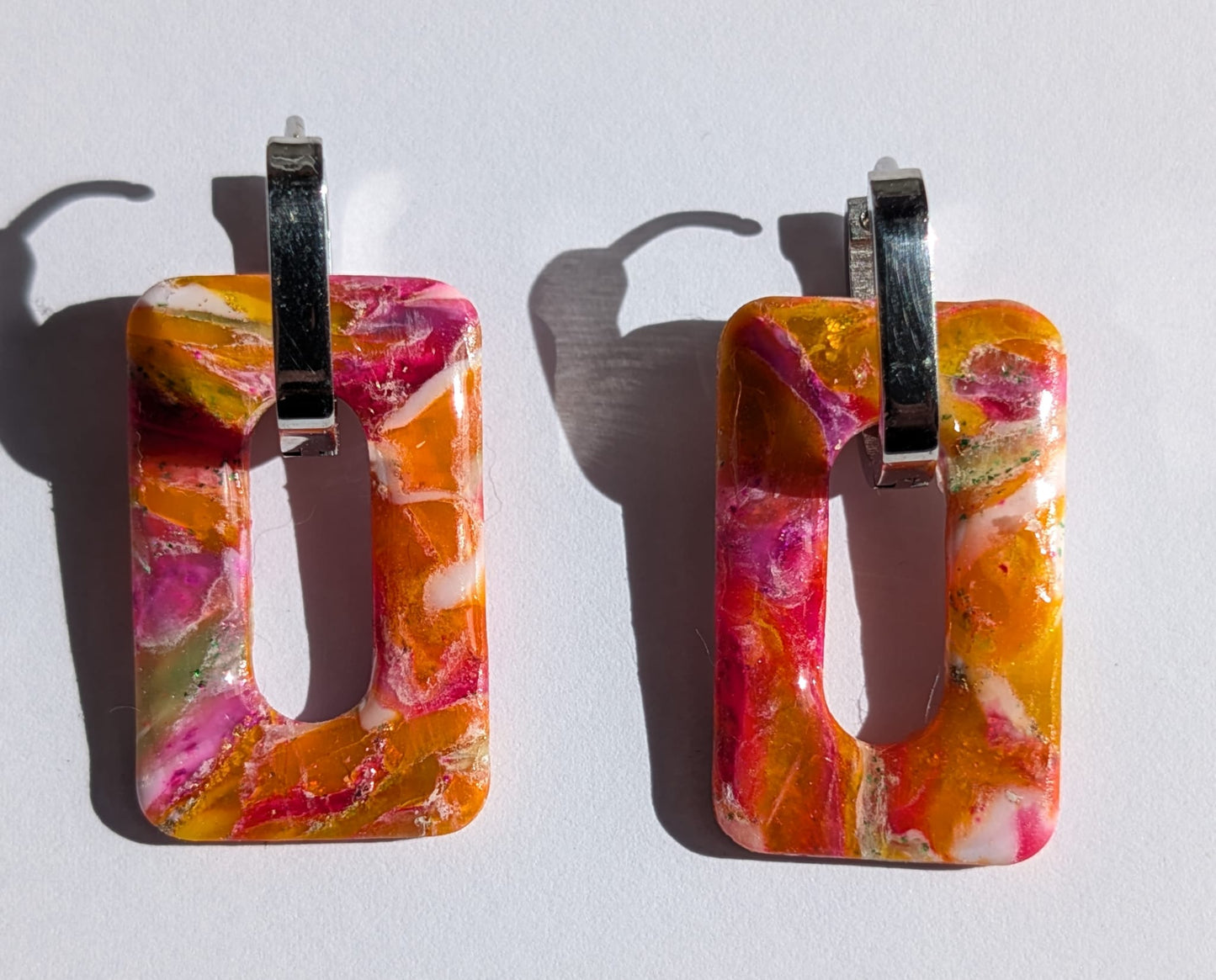Bunte rechteckige Ohrringe mit silbernem Bügel – handgemacht aus Polymer Clay