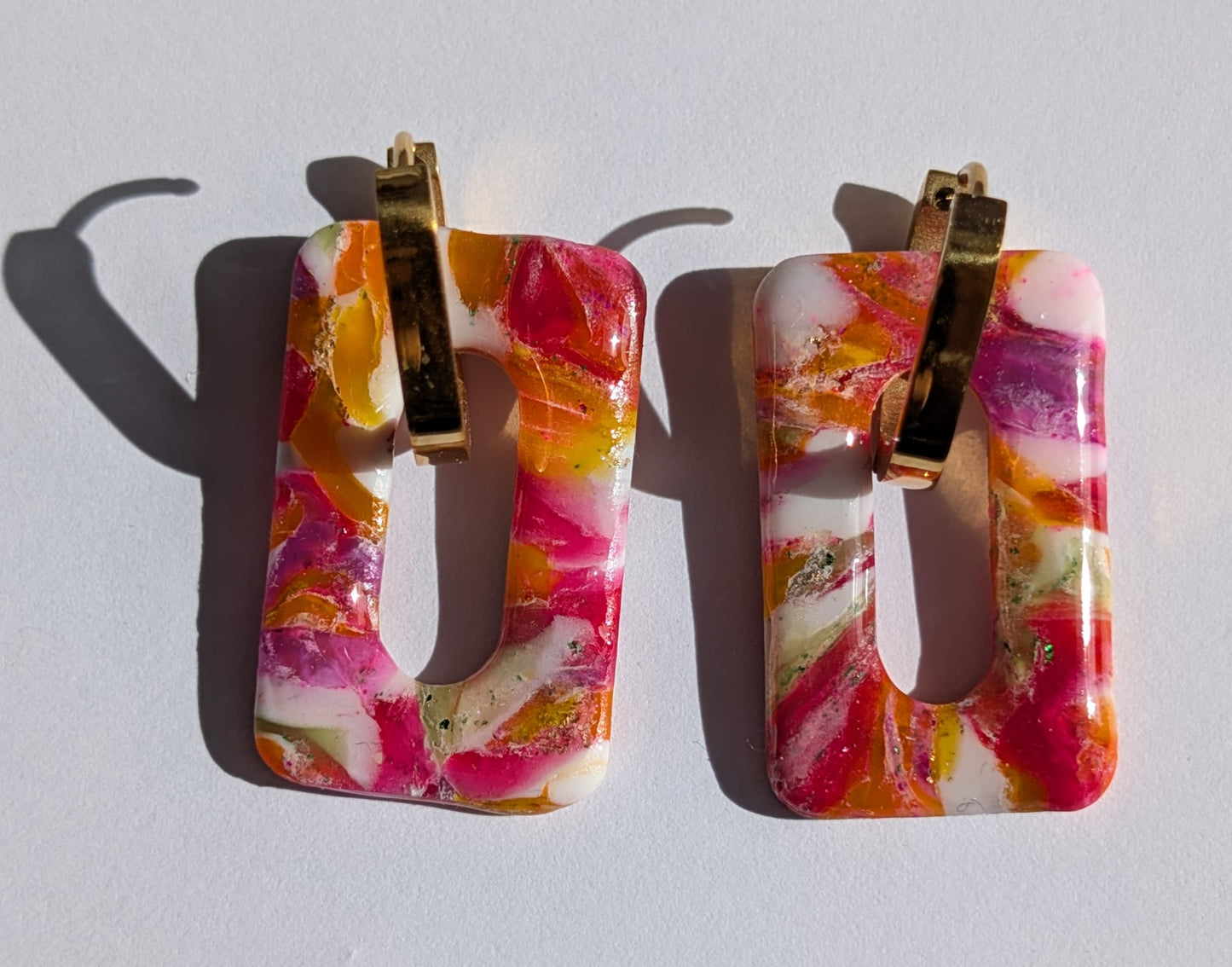 Bunte rechteckige Ohrringe mit silbernem Bügel – handgemacht aus Polymer Clay