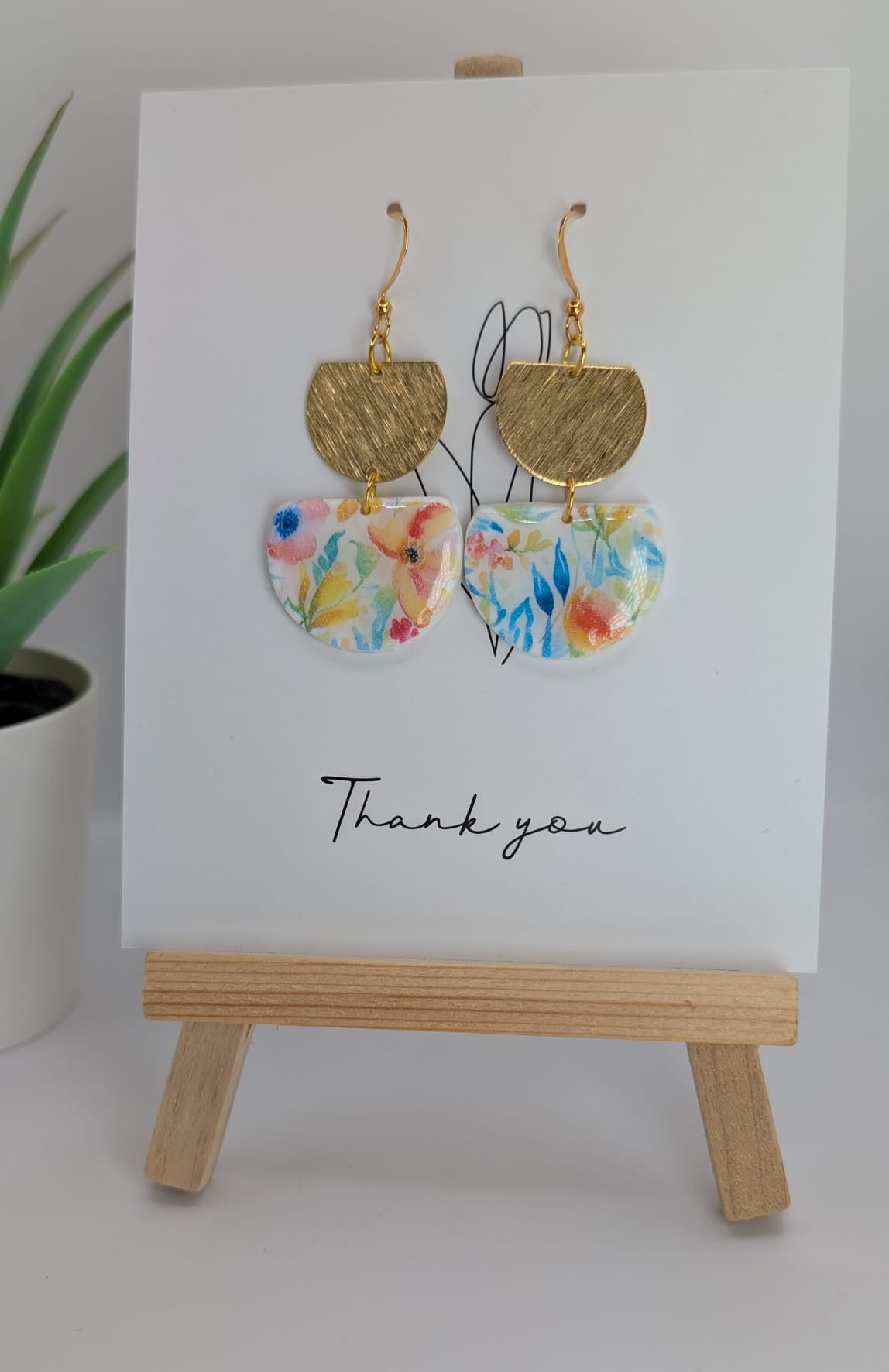 Florale Statement-Ohrringe mit goldener Halbkreisfassung – handgefertigt