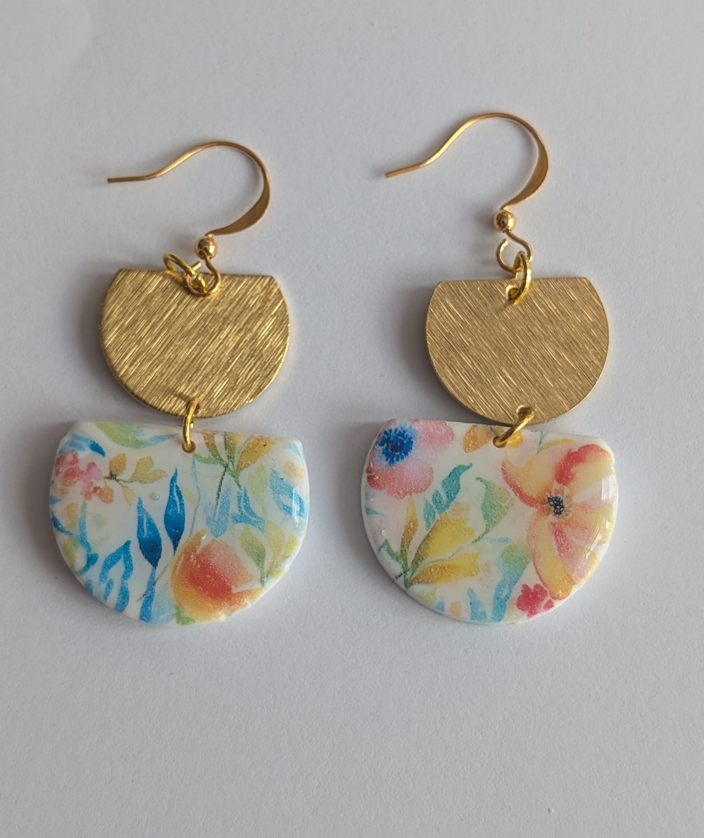 Florale Statement-Ohrringe mit goldener Halbkreisfassung – handgefertigt