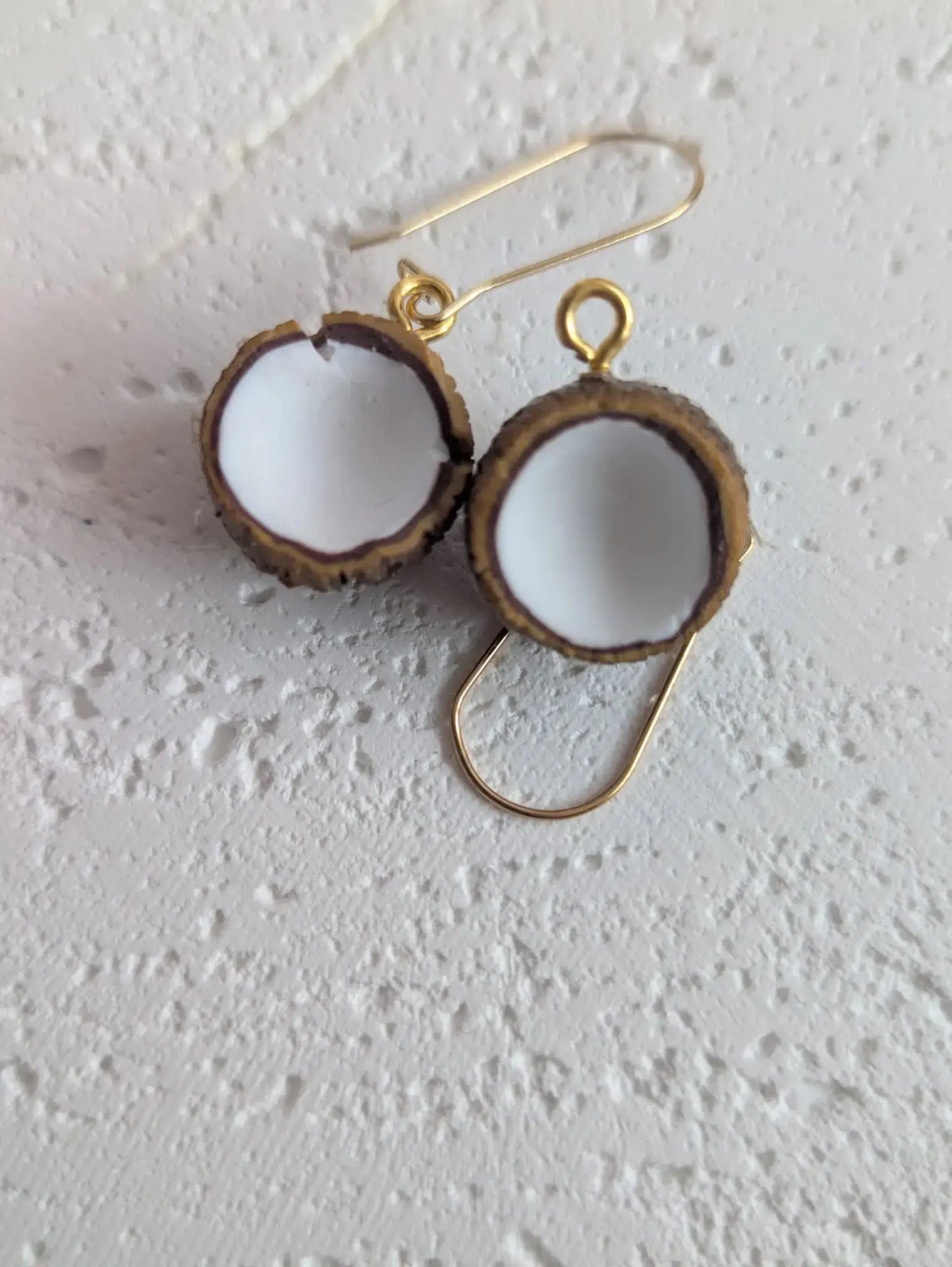 Kokosnuss-Ohrringe aus Polymer Clay mit goldfarbenen Haken – Handgefertigter Boho-Schmuck