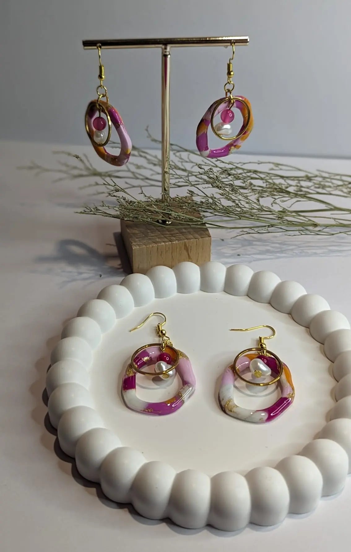 Baumelnde Multicolor Ohrringe , Marmorierte Ohrringe in Rose, Orange, pink, Weiß, Gelb, 24 Karat vergoldet, Statement Ohrringe aus Polymerton mit Resin, echte Süßwasserperle - Clayjex