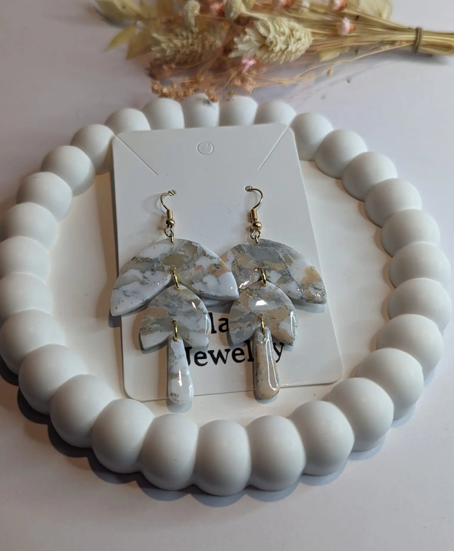 Blumige marmorierte goldene Polymer Clay Ohrringe – Handgemachte, leichte und elegante Ohrhänger - Clayjex