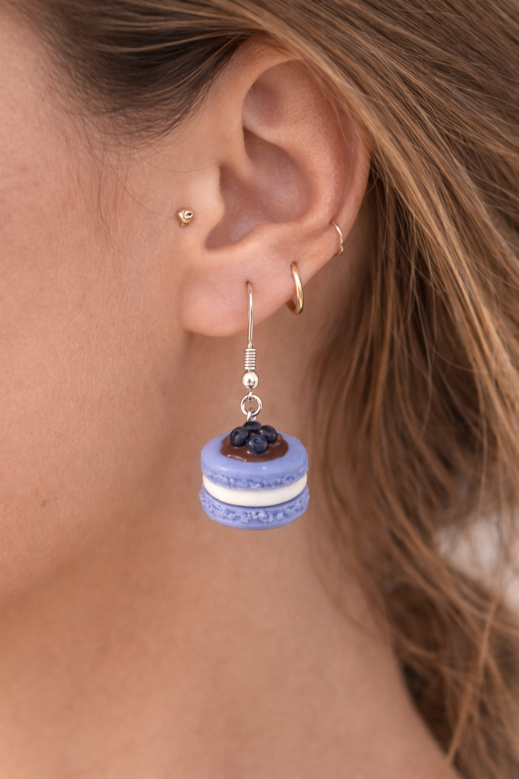 Handgemachte Blaubeer Macaron Ohrringe aus Polymer Clay