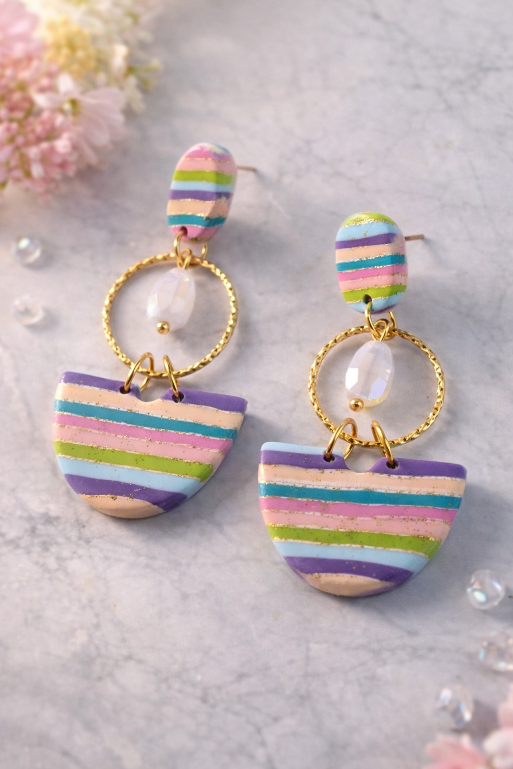 Bunte Statement Ohrringe mit Gold – Handgemachte Polymer Clay Hängeohrringe